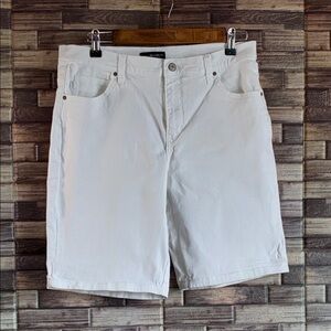 Pre Owned Lee Women’s Cotton/Spandex mix Size 10 White Flat Front Shorts